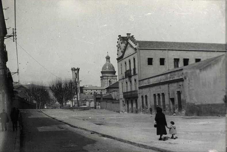 Edificis de Sant Adrià-Josep Soldevila i l'escola les Salesianes, al carrer del Segre.