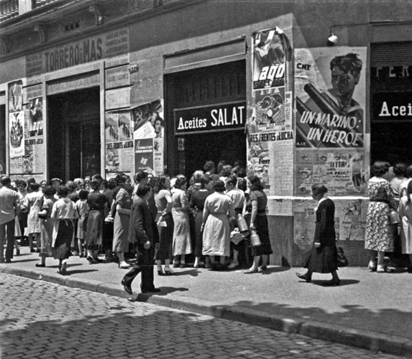 Cues per demanar aliments bàsics a Barcelona durant la Guerra Civil.  Autor: Brangulí, Arxiu Nacional de Catalunya.